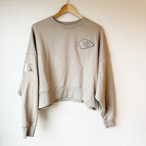 Kansas City Chiefs Women’s Cropped Sweatshirt Pro Line NFL Crewneck Tan Pullover - Picture 2 of 10